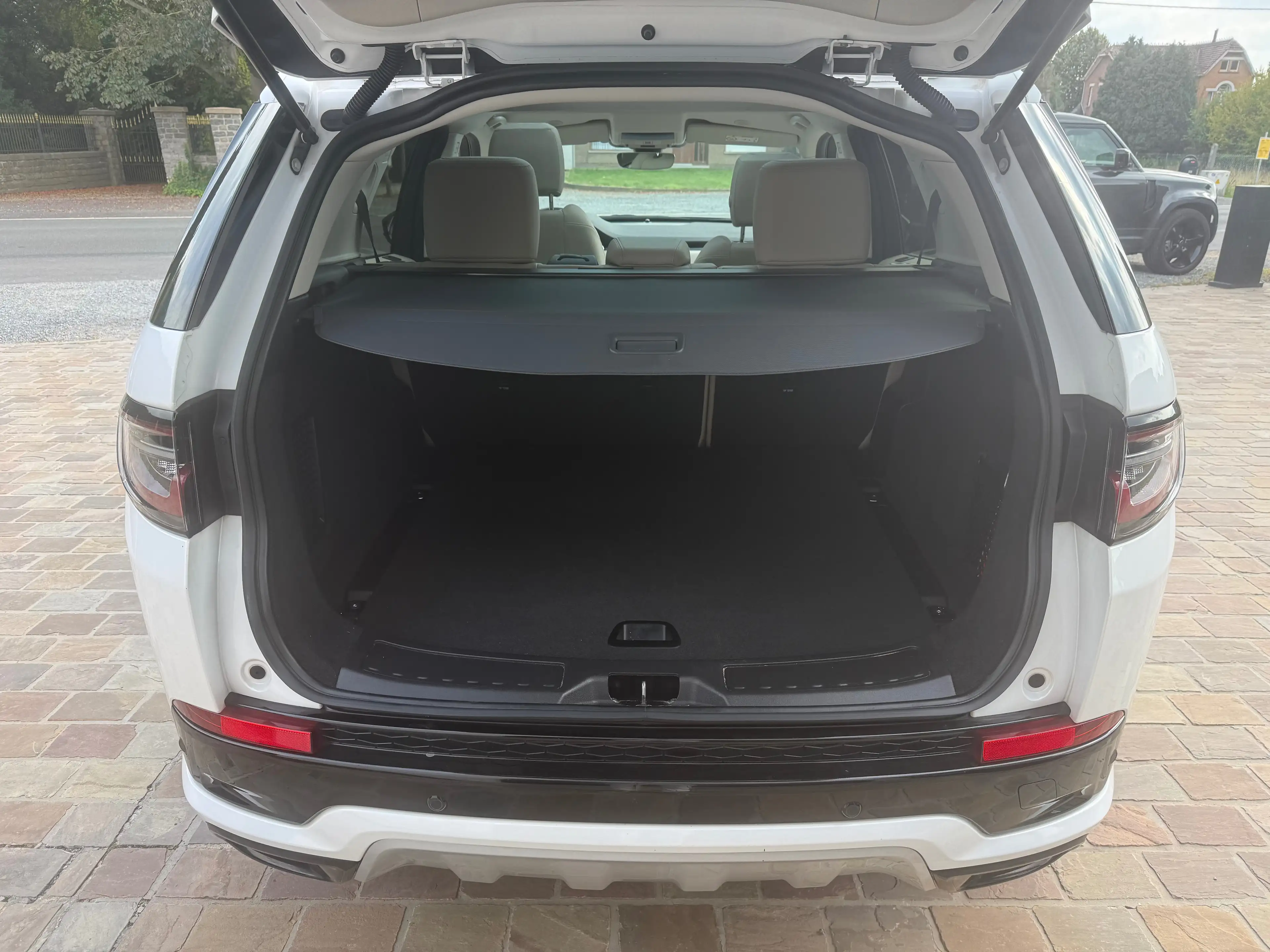 Land Rover Discovery Sport 2.0 Turbo MHEV AWD P200 Dynamic SE — photo 11