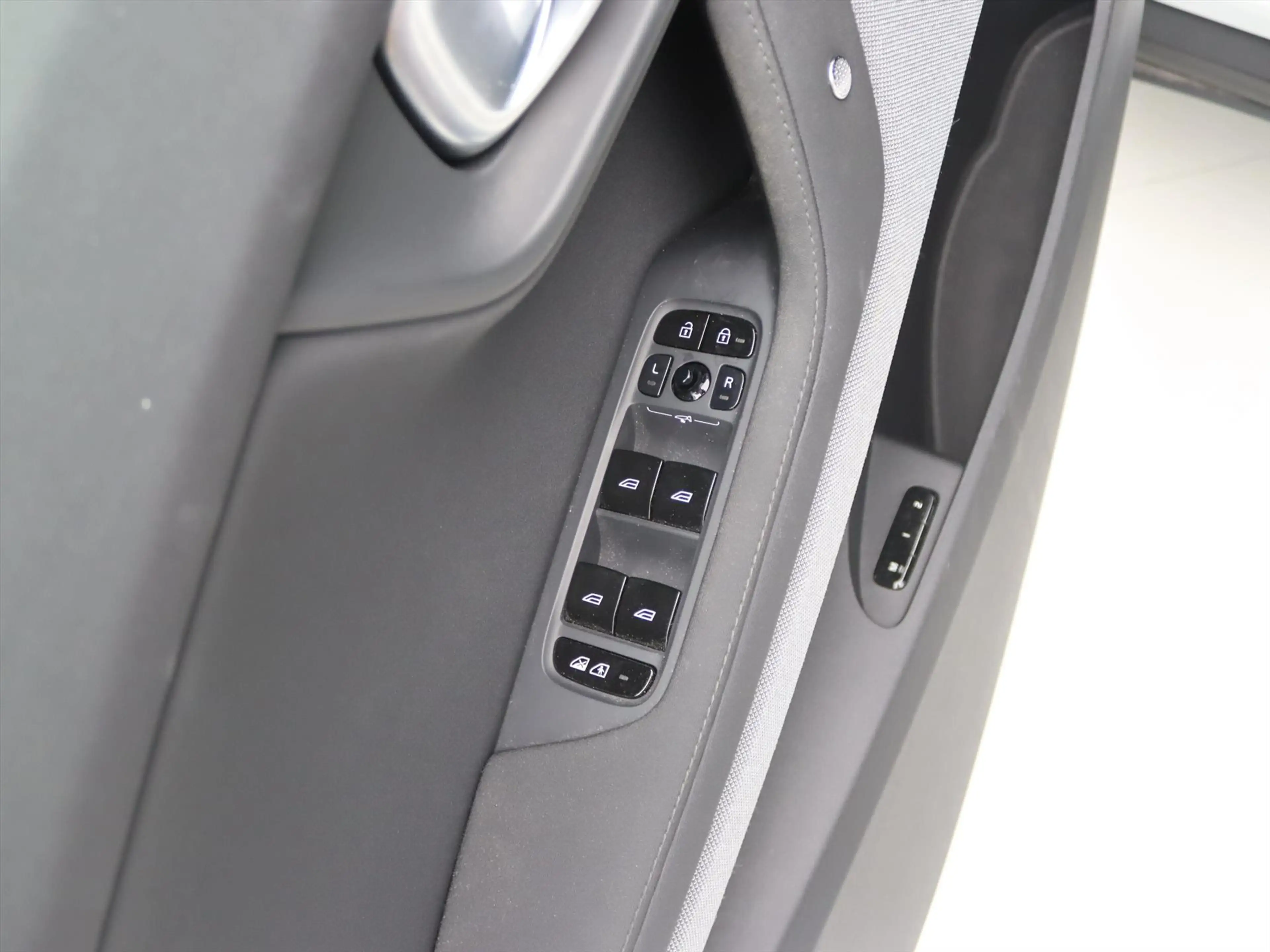 Polestar 2 Standard Range Single Motor 224PK 92% SoH [ PILOT+ — photo 36