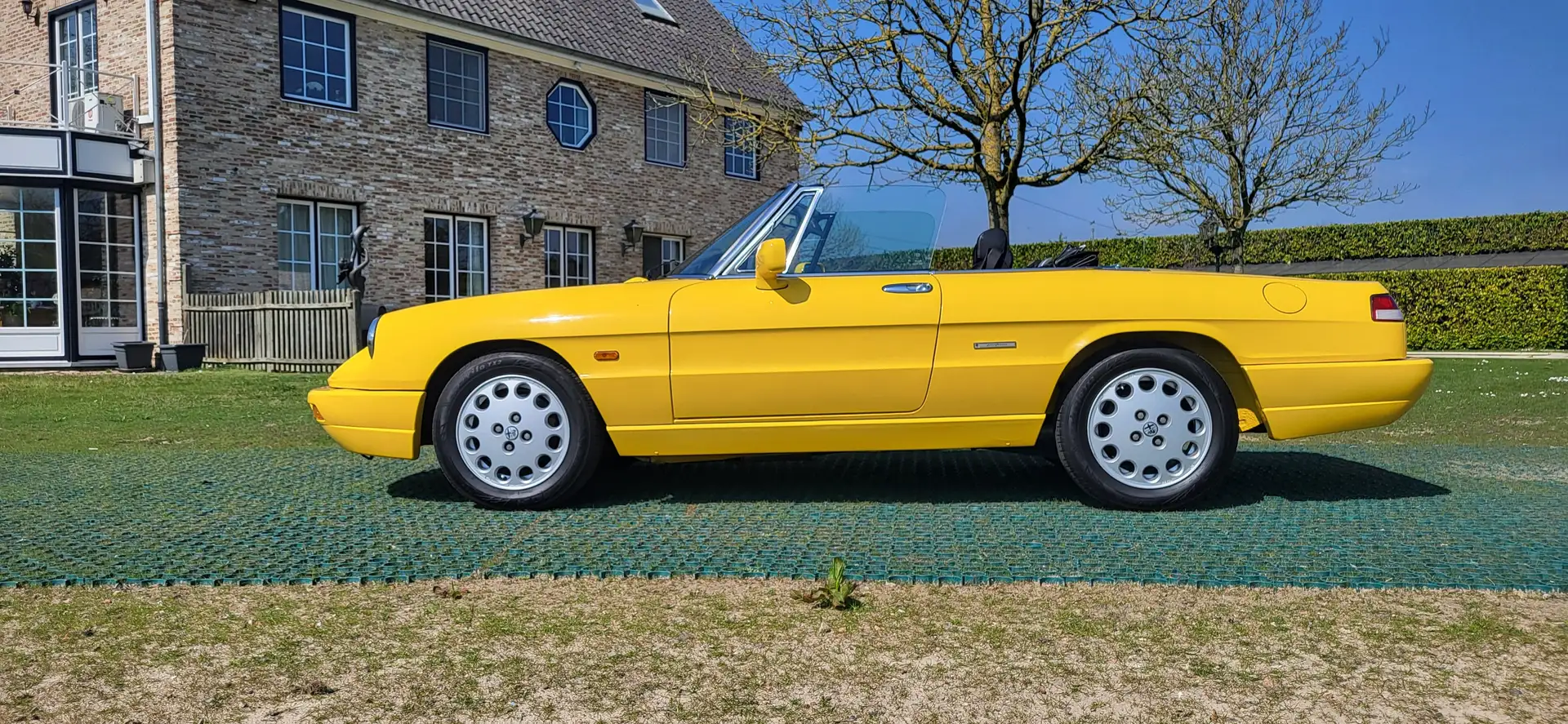 Alfa Romeo Spider Жовтий - 2