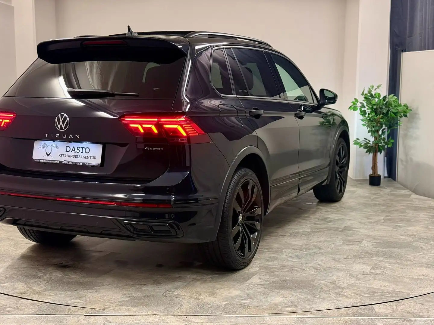 Volkswagen Tiguan 2.0 TDI__R-Line__DSG__4Motion__PANO__ Schwarz - 2