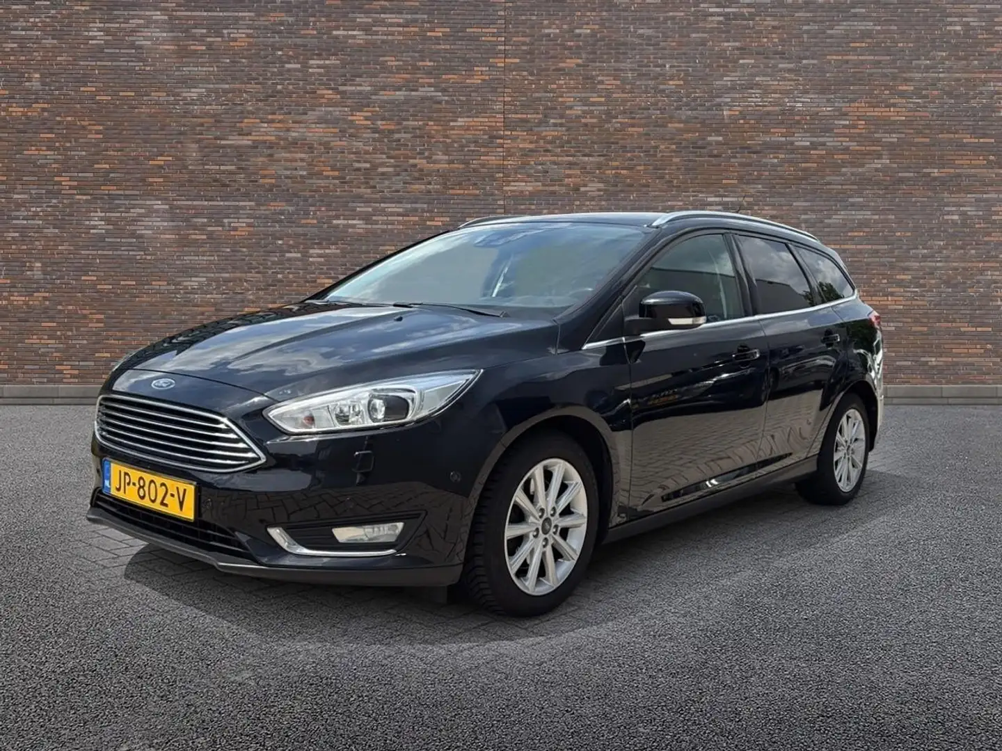 Ford Focus Wagon 1.5 150PK ECC LMV NAVIGATIE PDC CRUISE Zwart - 2