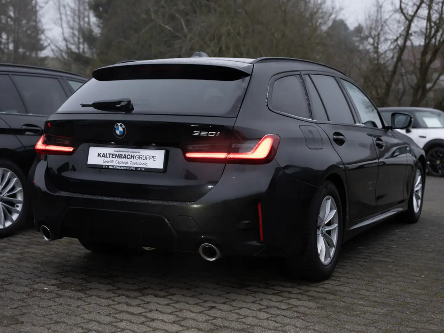 BMW 320 i Touring M-Sportpaket AHK HUD LED ACC Zwart - 2