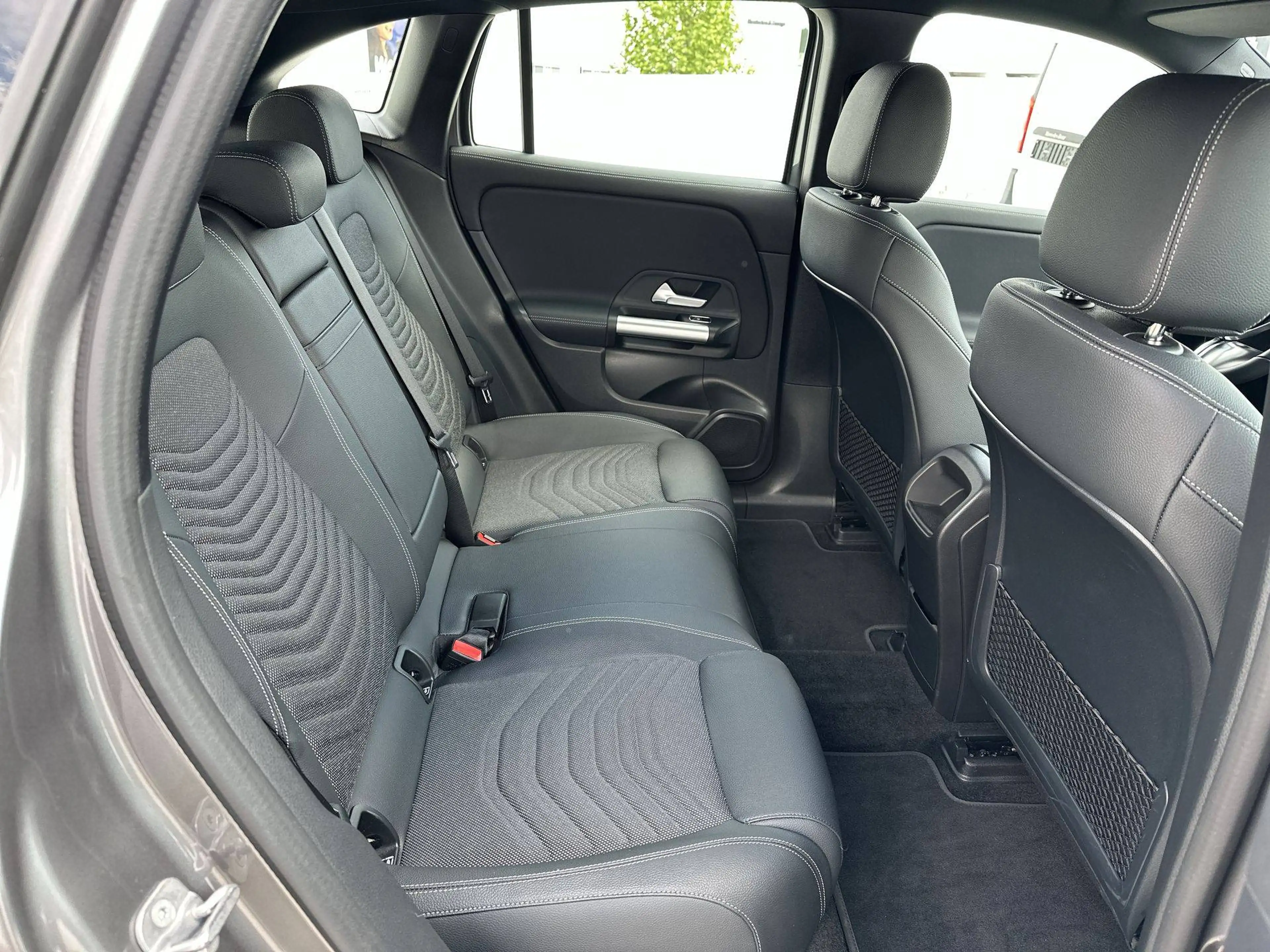 Mercedes-Benz EQA 300 4-Matic Luxury Line Distronic Memory — photo 10