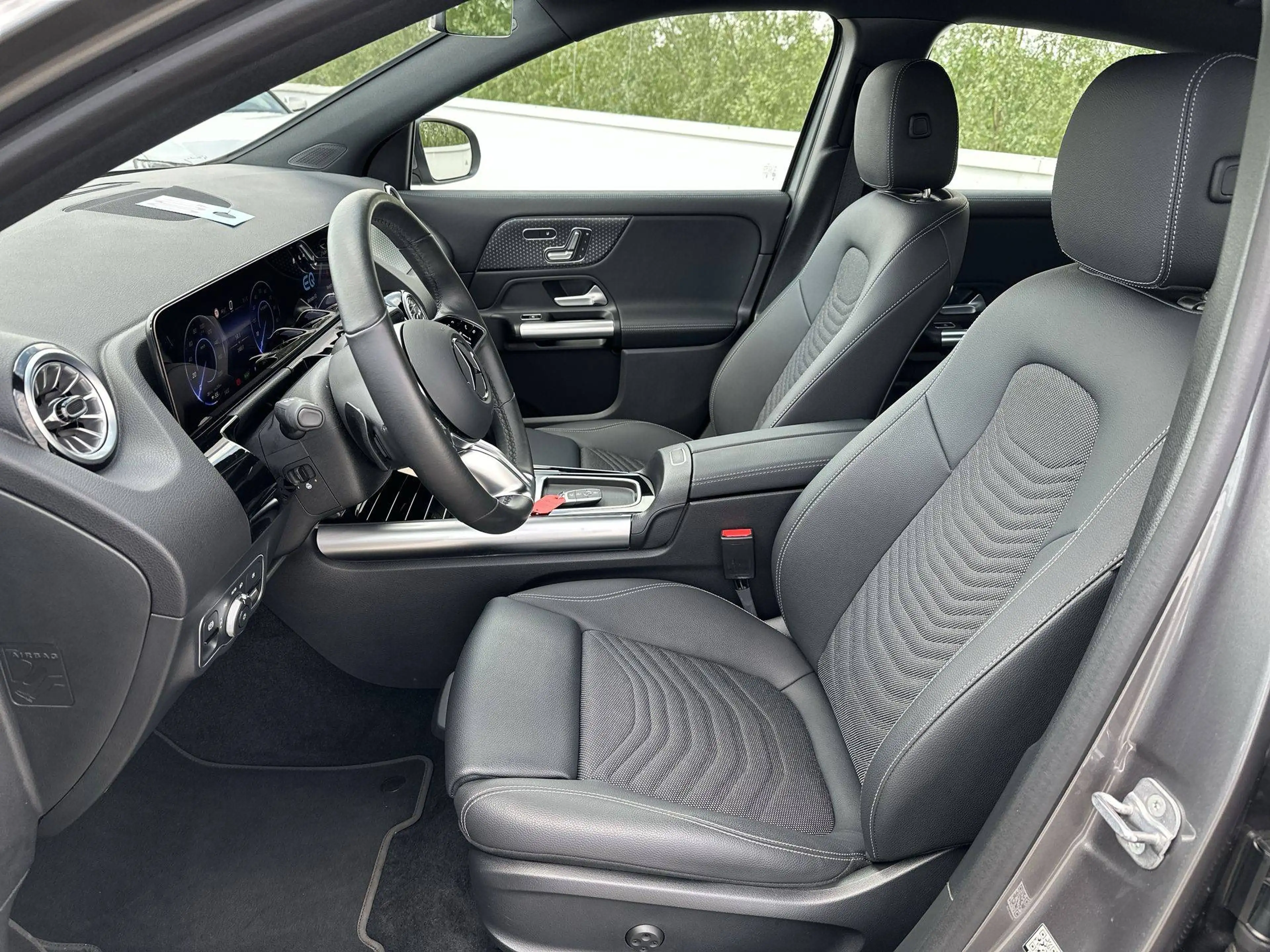 Mercedes-Benz EQA 300 4-Matic Luxury Line Distronic Memory — photo 14