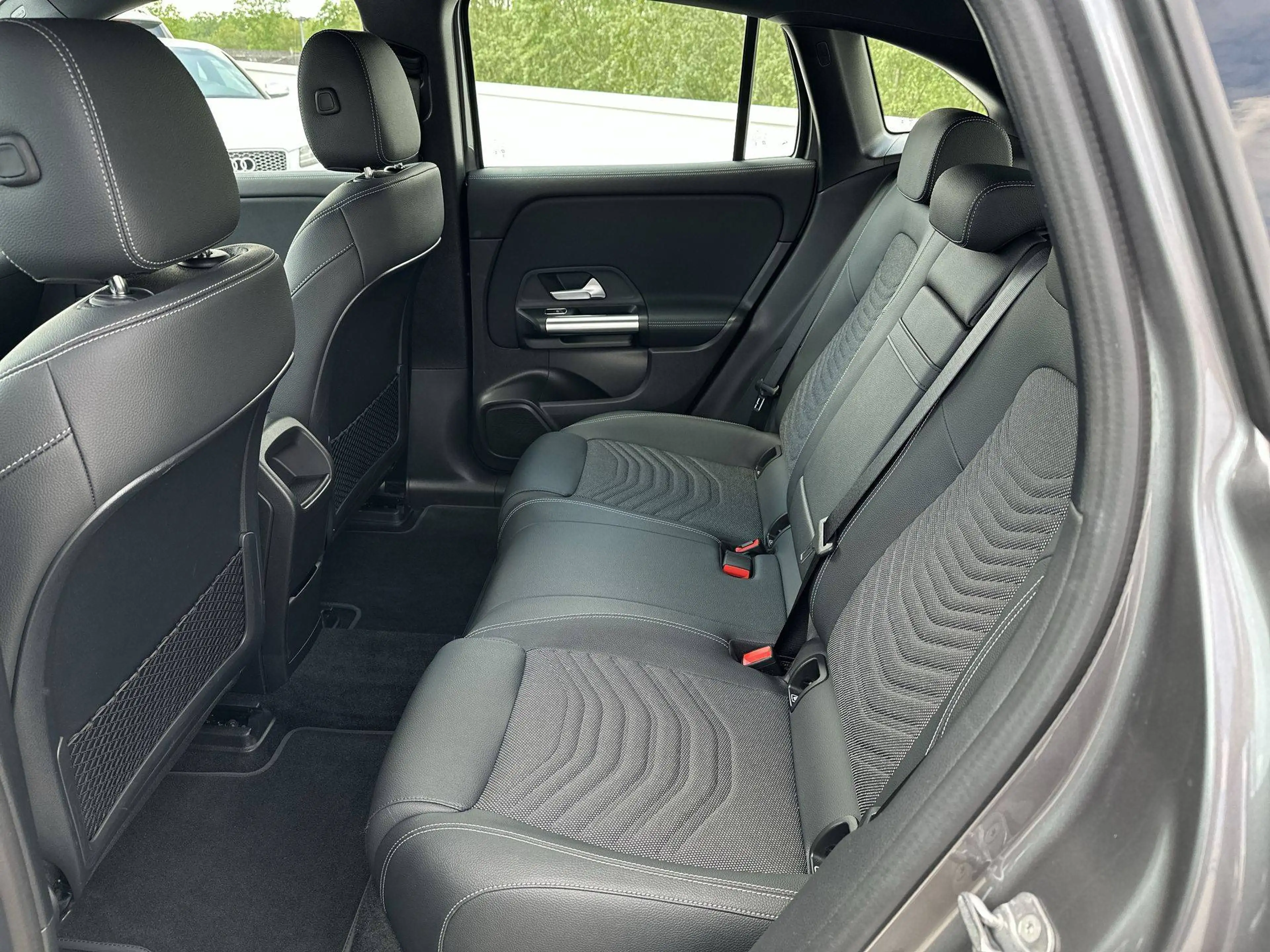 Mercedes-Benz EQA 300 4-Matic Luxury Line Distronic Memory — photo 15