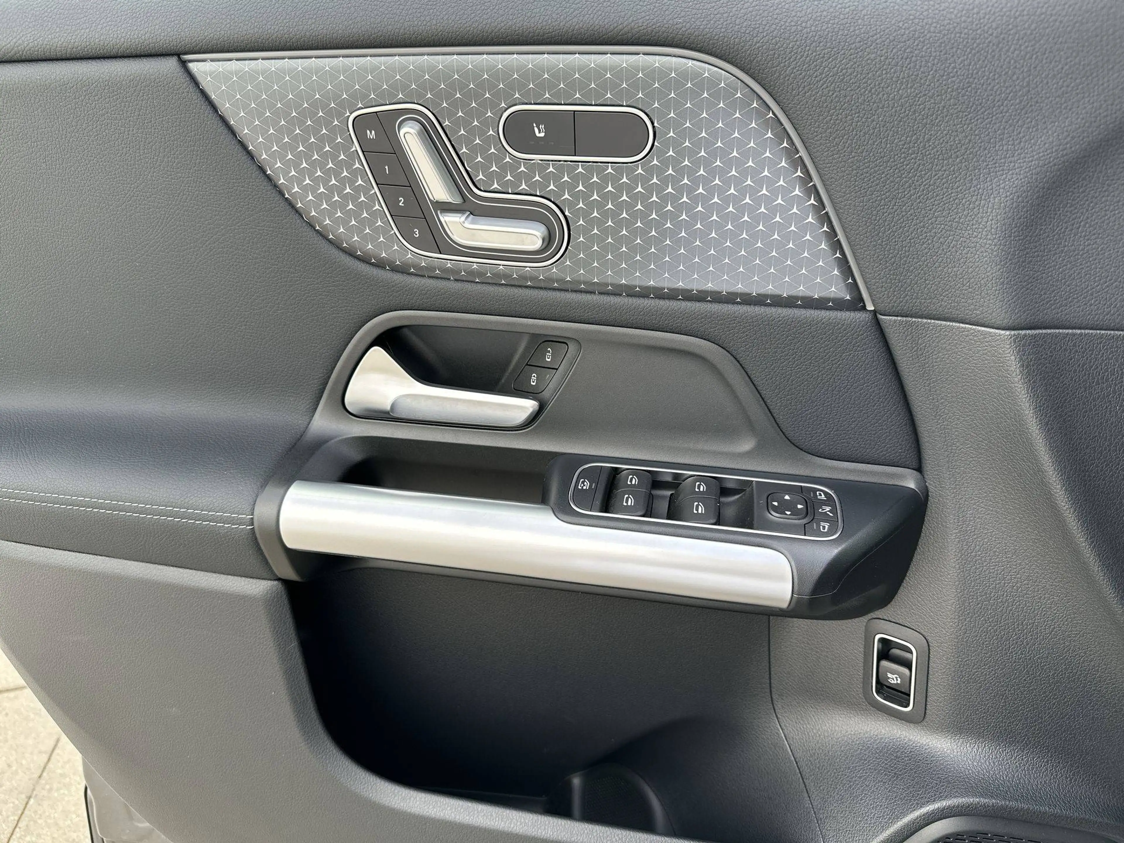Mercedes-Benz EQA 300 4-Matic Luxury Line Distronic Memory — photo 12
