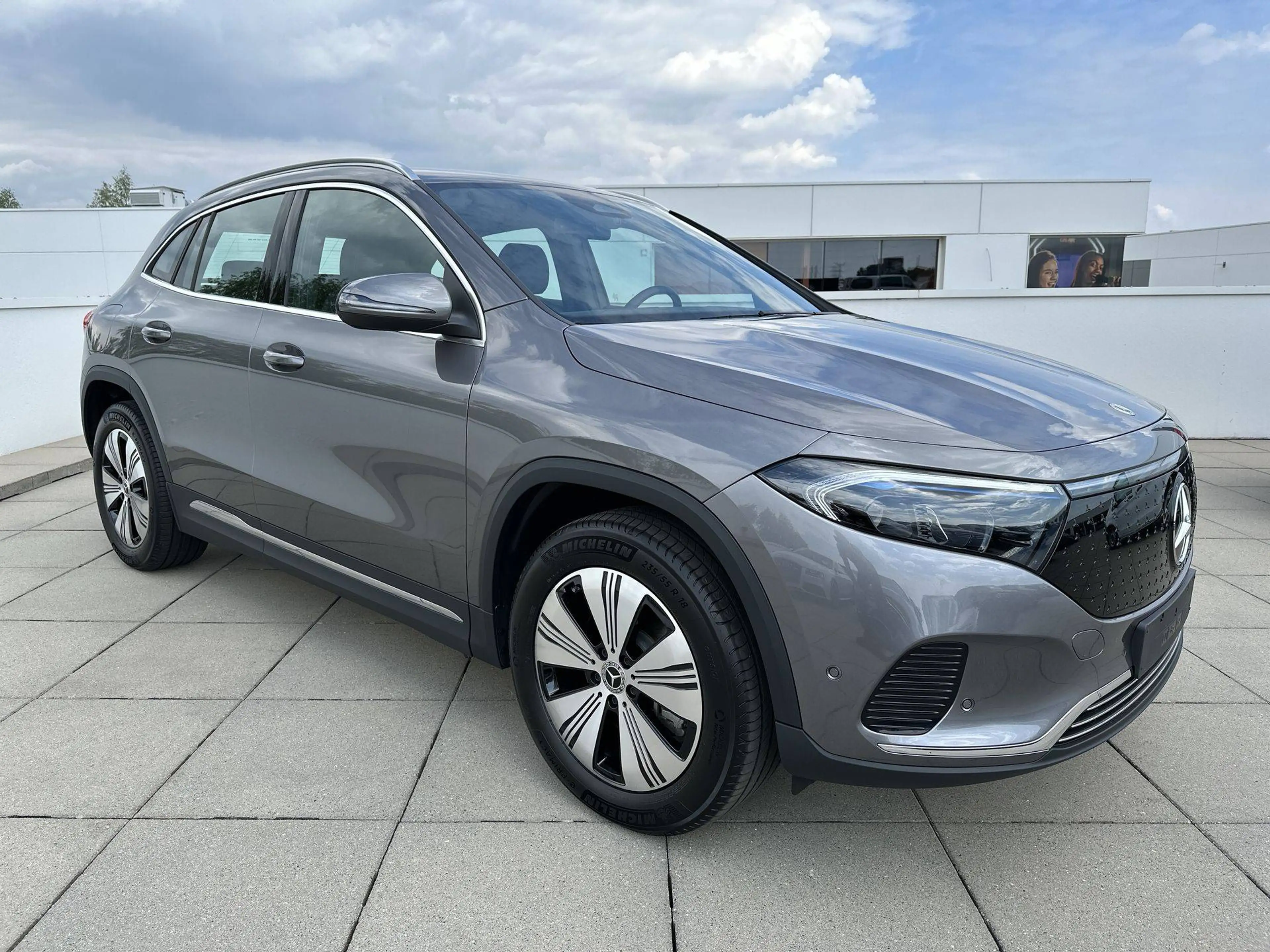 Mercedes-Benz EQA 300 4-Matic Luxury Line Distronic Memory — photo 2