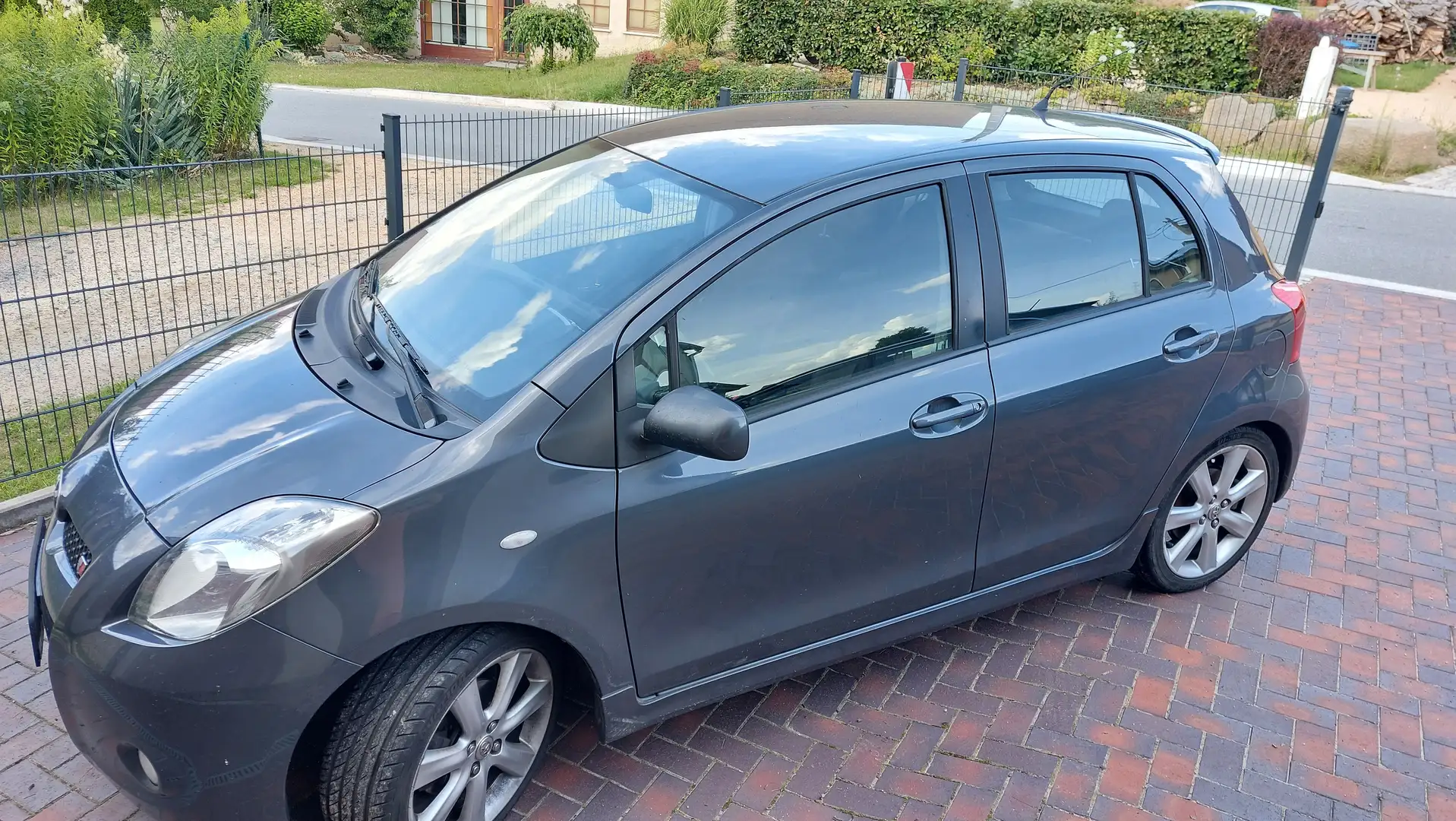 Toyota Yaris Yaris  5-Türer 1.8 VVT-i TS Grau - 1