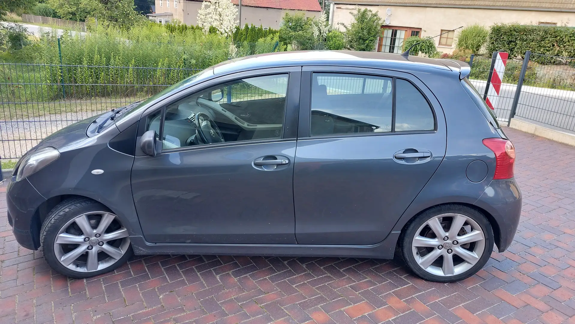 Toyota Yaris Yaris  5-Türer 1.8 VVT-i TS Grau - 2