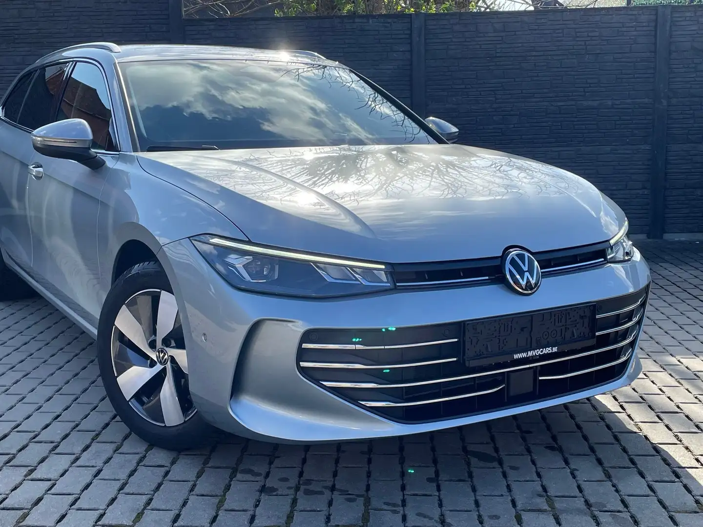 Volkswagen Passat Variant 1.5 eTSI Style Business DSG "Navi/360° Camera" Plateado - 2
