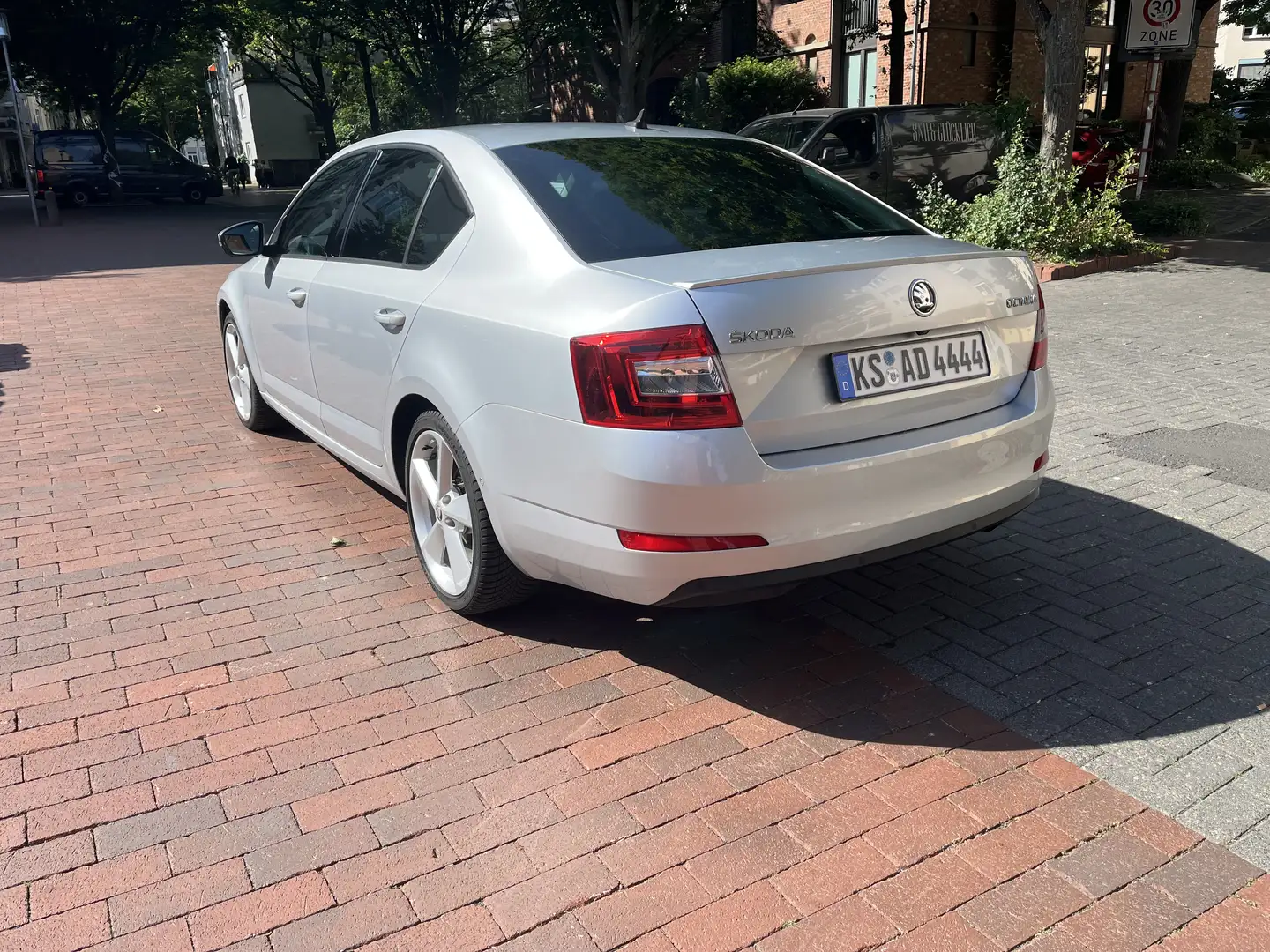 Skoda Octavia 1.8 TSI Style / StdHzg, Xenon, Leder, Navi Grau - 2