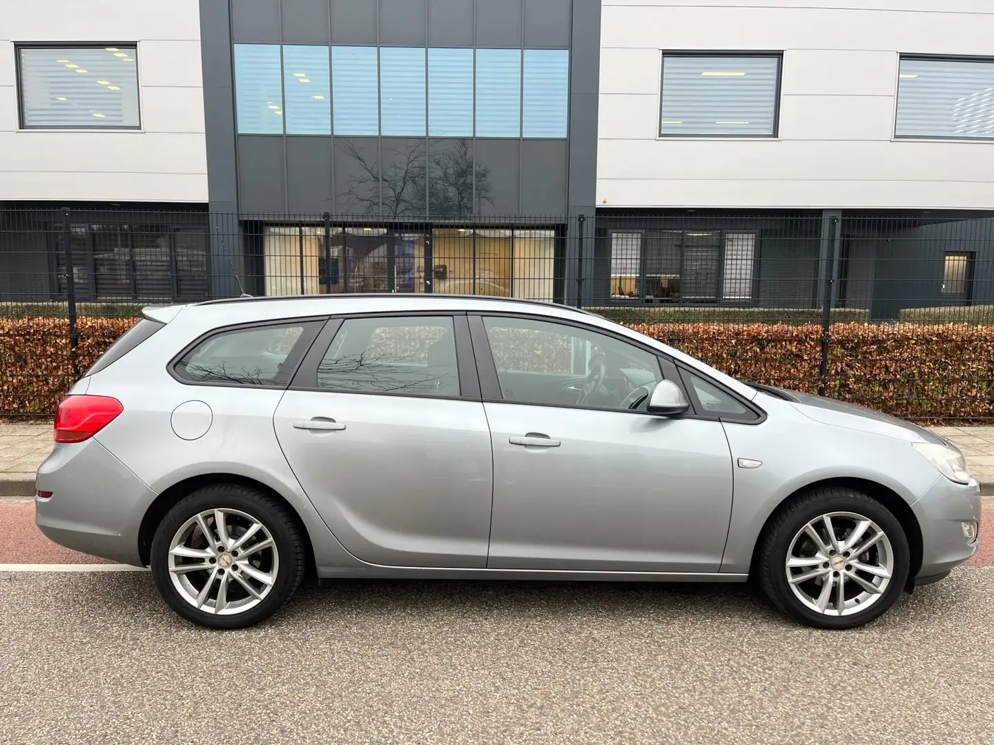 Opel Astra Sports Tourer 1.4 Business Edition Cruise-Control Grijs - 2