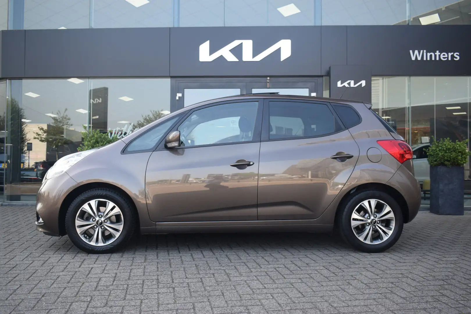 Kia Venga 1.4 CVVT Summer Edition | Panorama dak | Navigatie Bruin - 2