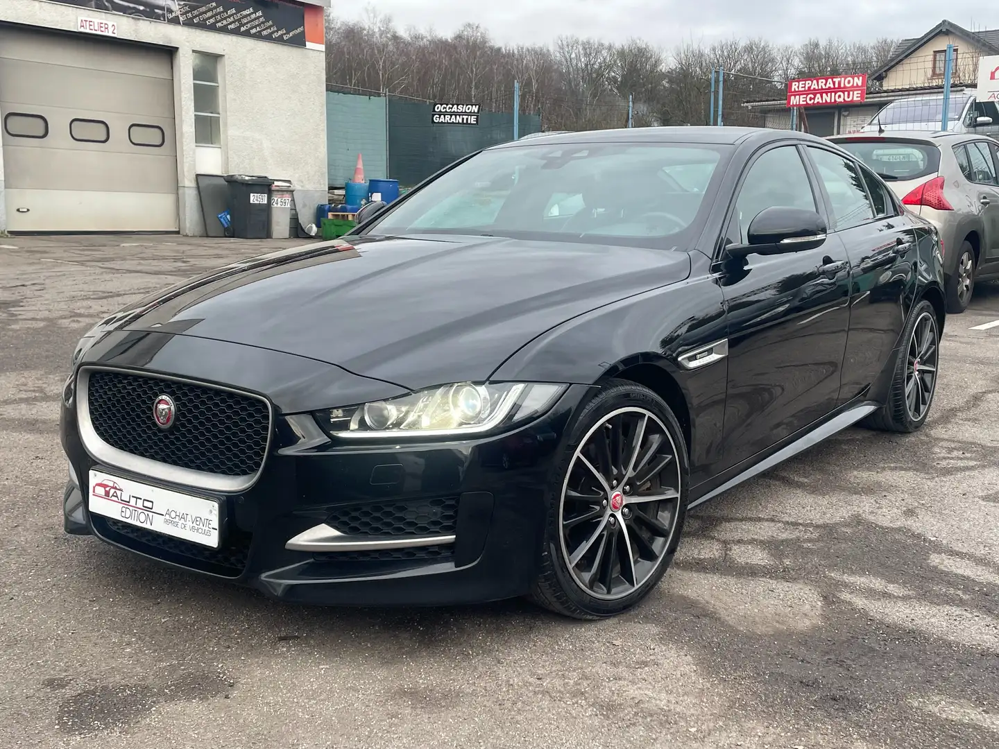 Jaguar XE 2.0 - 250 ch BVA AWD R-Sport "1ière Main" Černá - 1