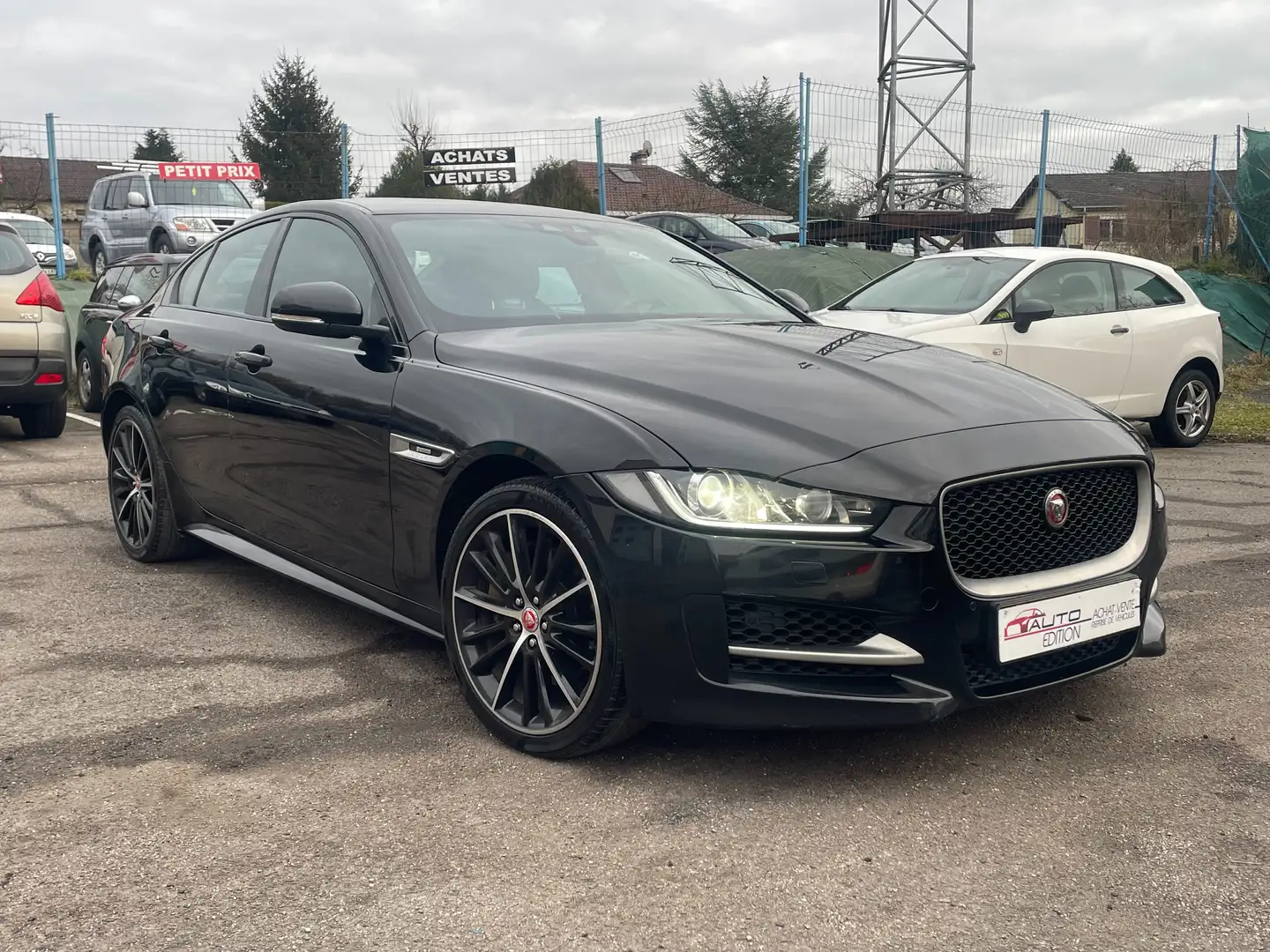 Jaguar XE 2.0 - 250 ch BVA AWD R-Sport "1ière Main" Černá - 2