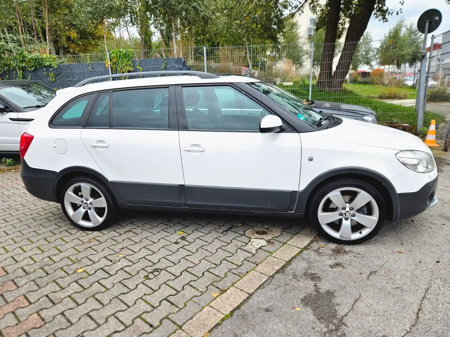 Skoda Fabia Combi Scout Automatik Navi Weiß - 2