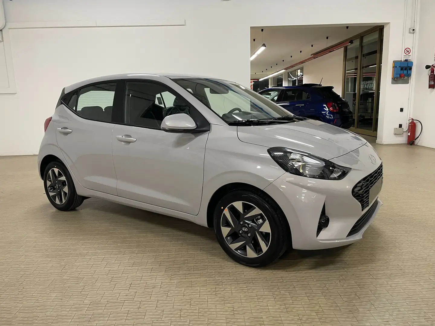 Hyundai i10 1.0 mpi Connectline  auto Km0 neopatentati Argento - 1