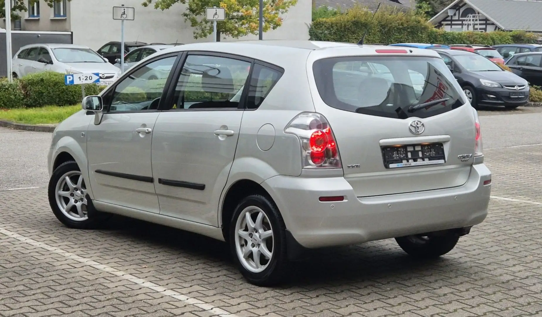 Toyota Corolla Verso Verso 1.8 *1. HAND* SHZ/ PDC/ TEMPO/ ALLWETTER/ Silber - 2