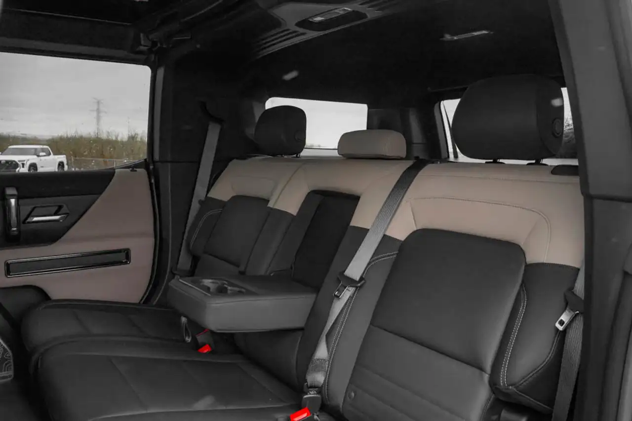 GMC HUMMER EV SUV снимка GMC HUMMER EV SUV