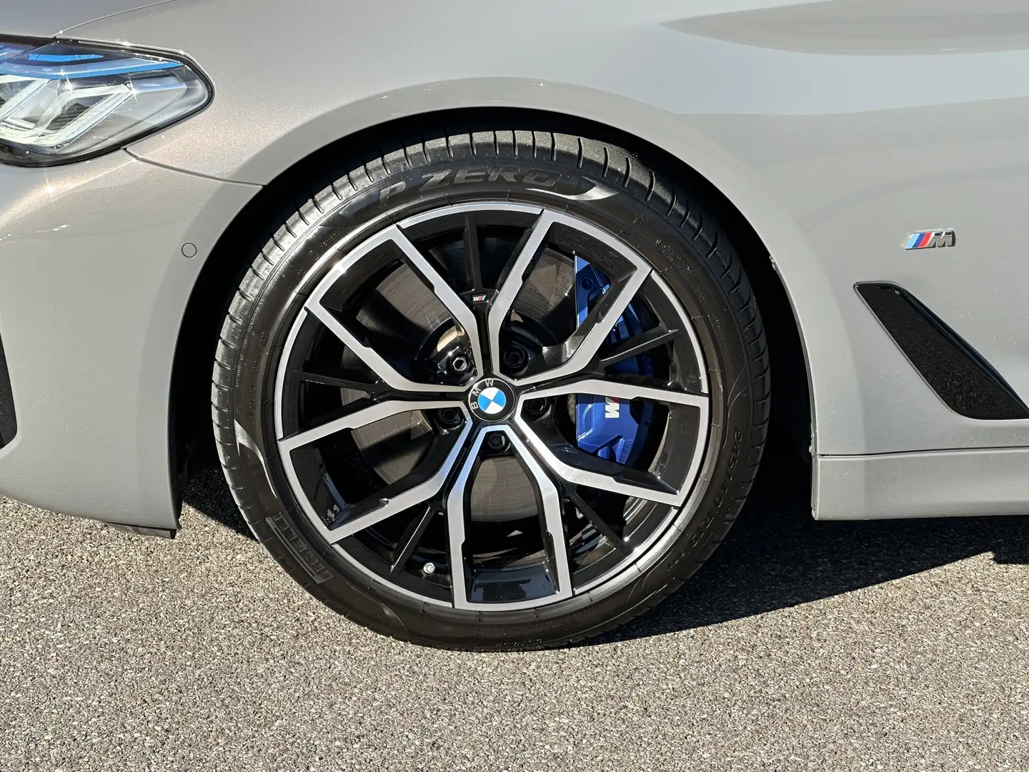 BMW 530 d xDrive Tou M Sportpaket Head-Up HiFi DAB Stříbrná - 2