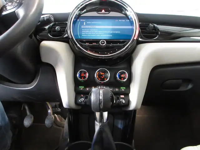 Mini Cooper Cooper view 10