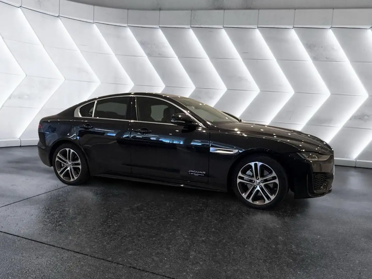 Jaguar XE 2.0D 150kW (204CV) MHEV RWD Auto R-Dyn S Negro - 1