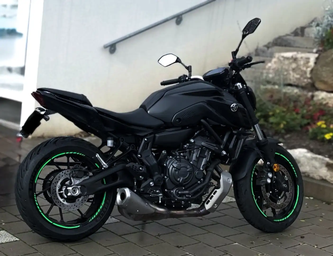 Yamaha MT-07 mit Tieferlegung Schwarz - 1