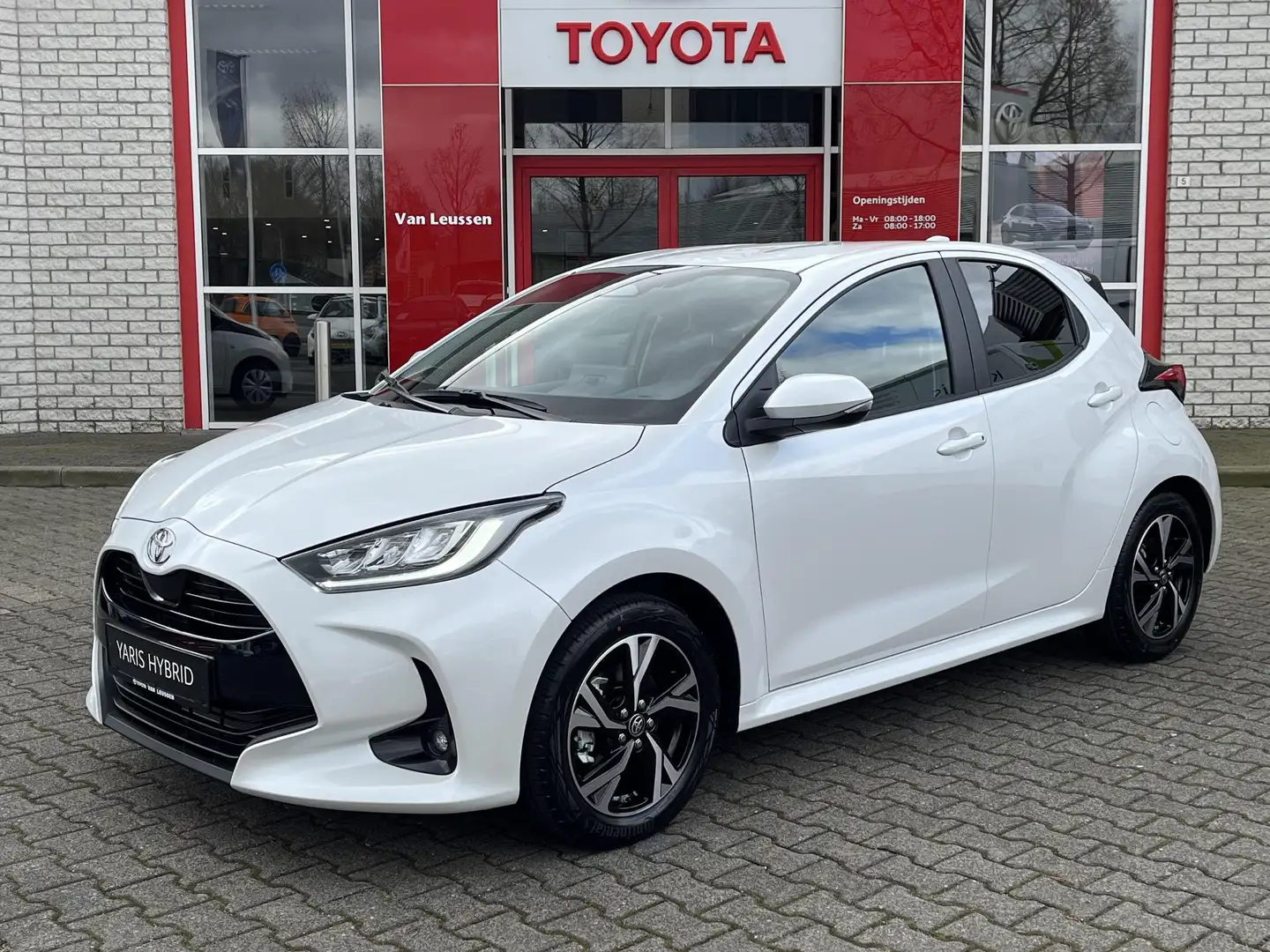 Toyota Yaris HYBRID 115 FIRST EDITION NIEUW & DIRECT LEVERBAAR! Wit - 1