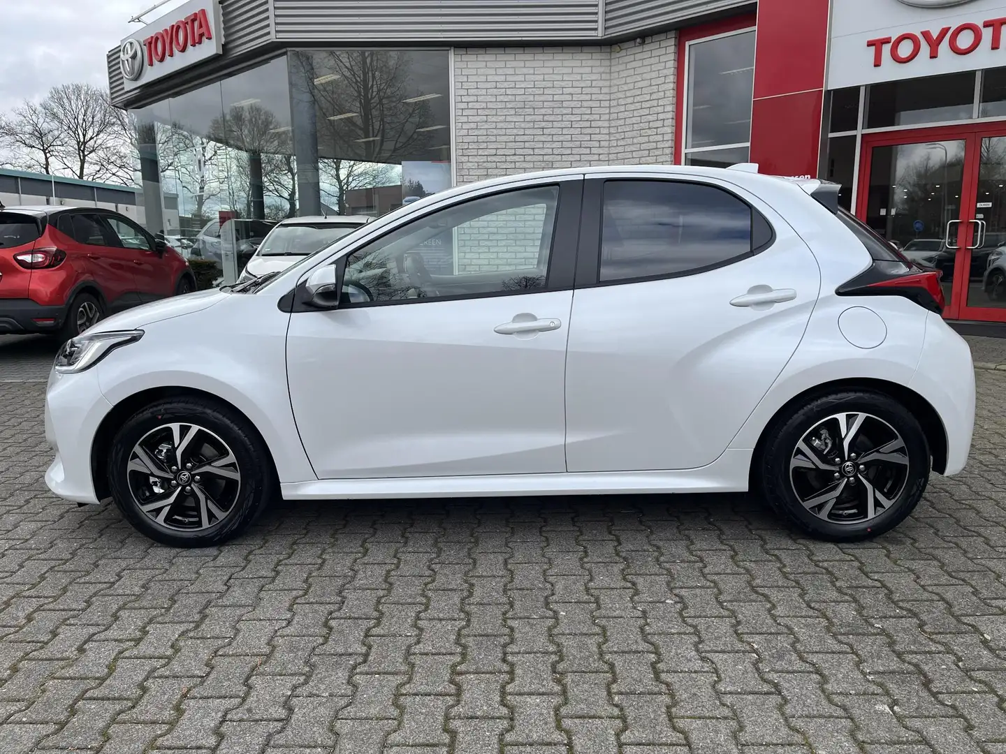 Toyota Yaris HYBRID 115 FIRST EDITION NIEUW & DIRECT LEVERBAAR! Wit - 2