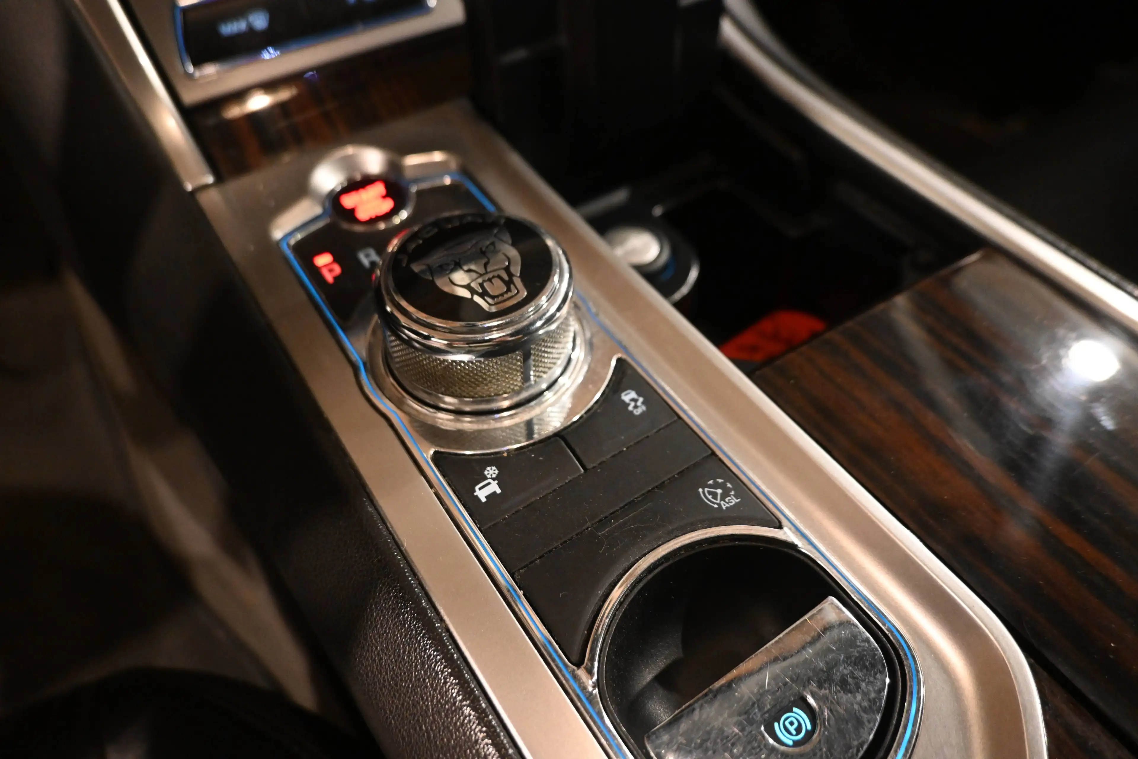 Jaguar XF XF SW 2.2 D  / BREAK / AUTO / CUIR / GPS NAVI / CAMERA / PDC !! — photo 13
