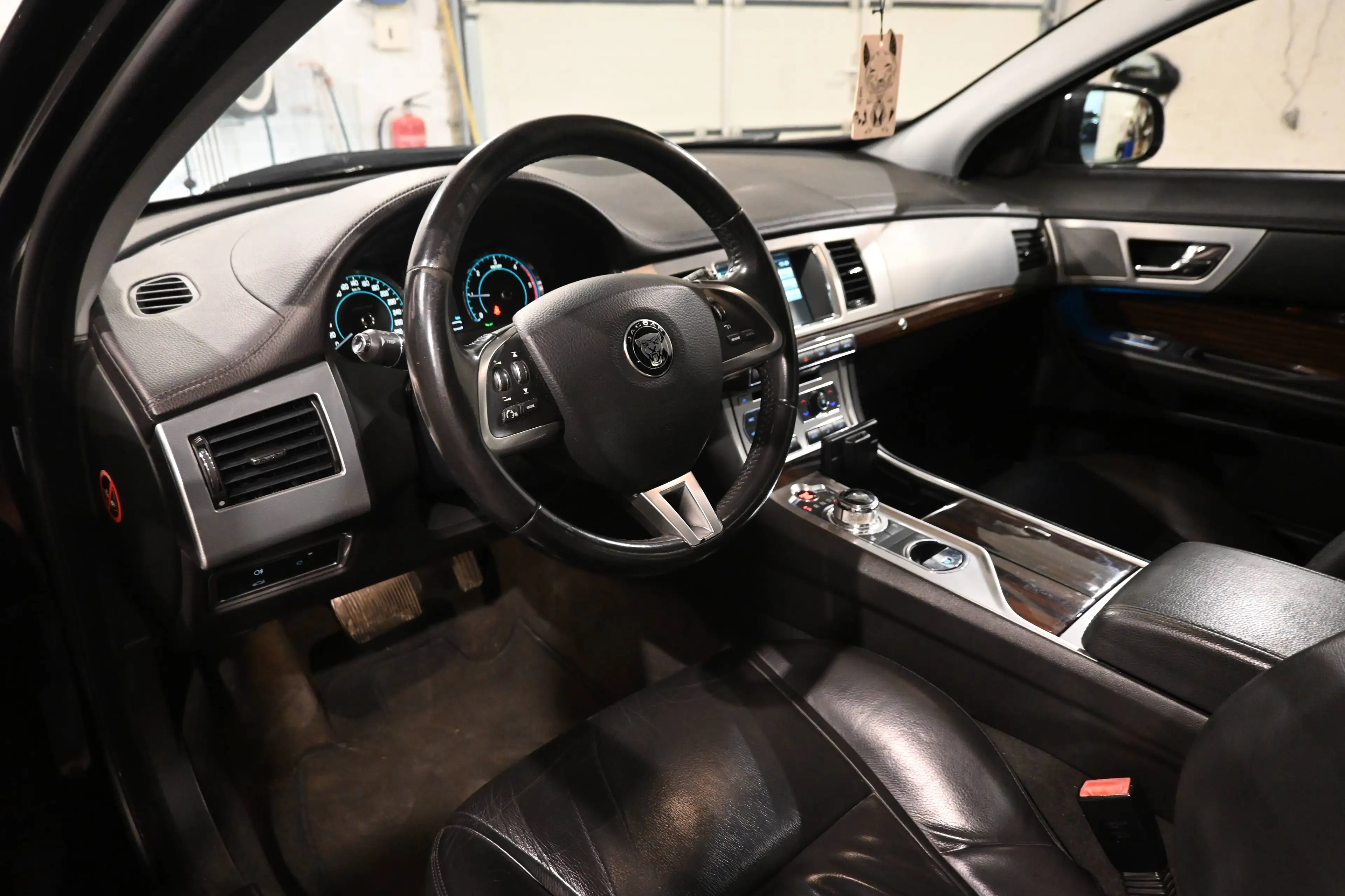 Jaguar XF XF SW 2.2 D  / BREAK / AUTO / CUIR / GPS NAVI / CAMERA / PDC !! — photo 10