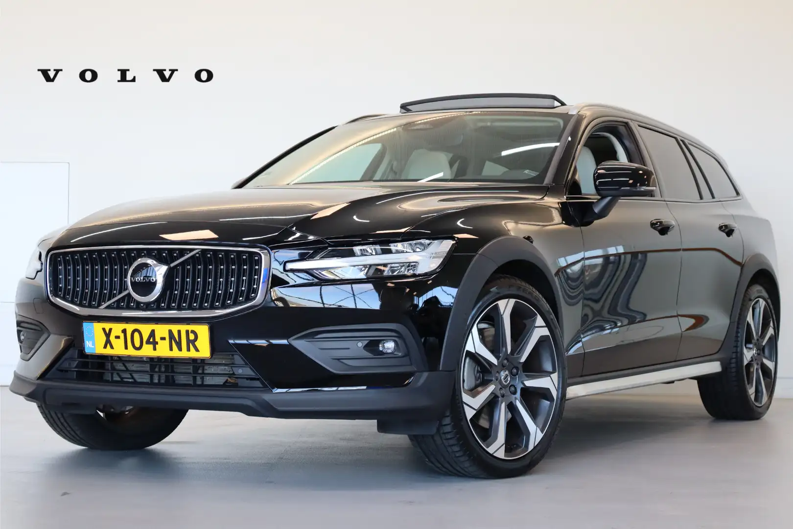 Volvo V60 Cross Country B5 250PK AWD Ultimate | Pano-dak | 20" | Trekhaak Schwarz - 1