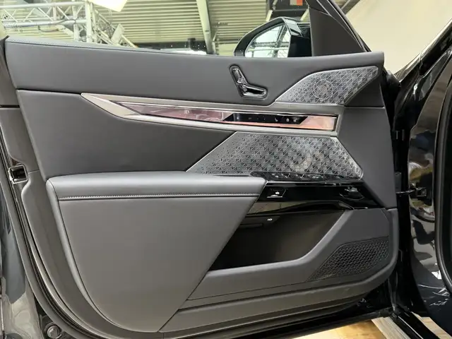 BMW 7 Series view 15
