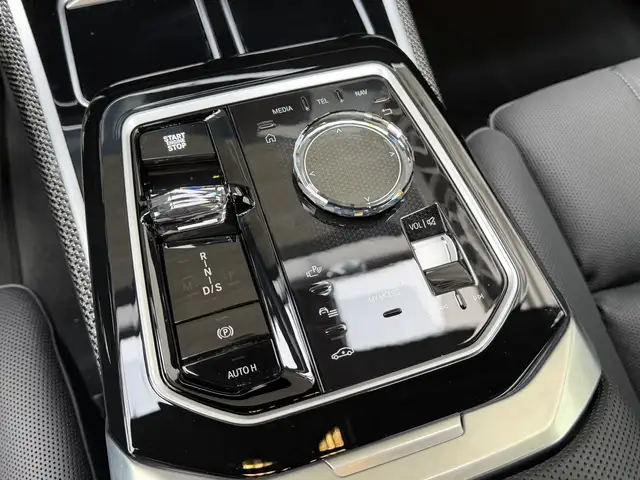 BMW 7 Series view 11
