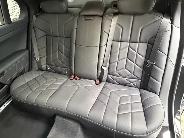 BMW 7 Series view 16