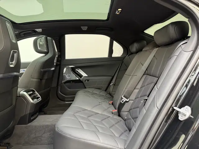 BMW 7 Series view 17