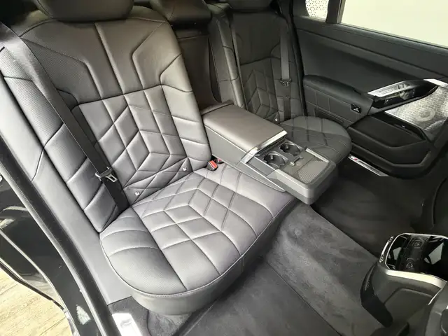 BMW 7 Series view 20