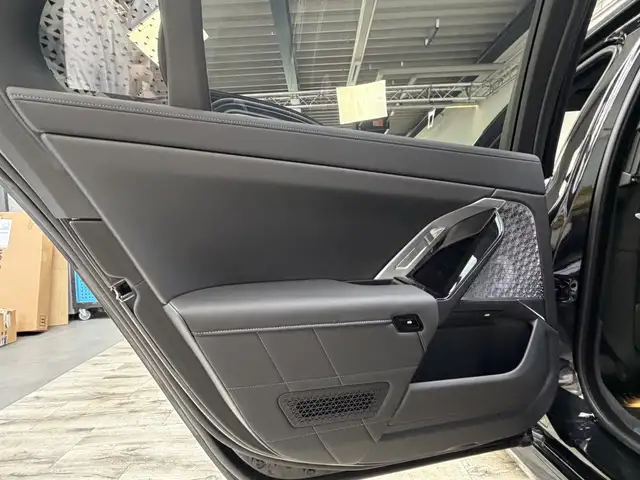 BMW 7 Series view 18