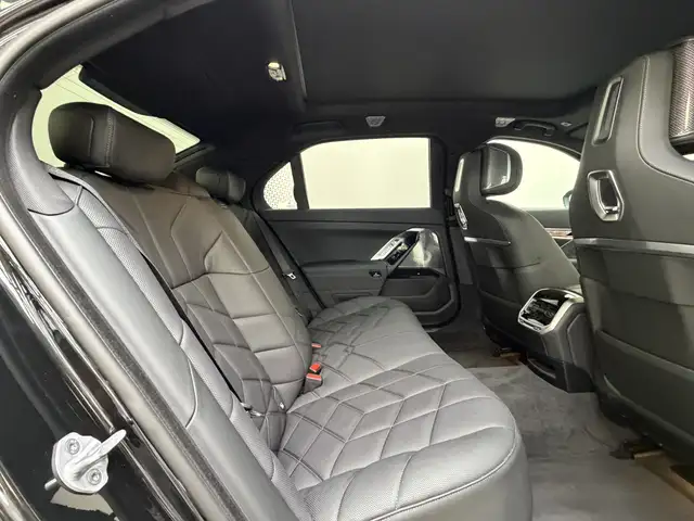 BMW 7 Series view 23
