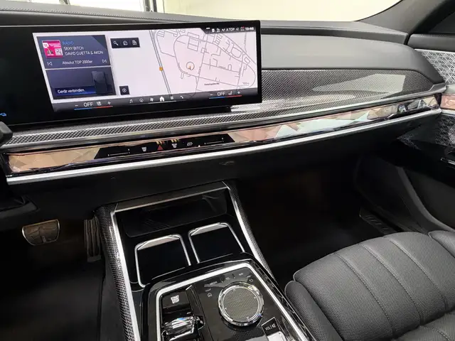 BMW 7 Series view 9