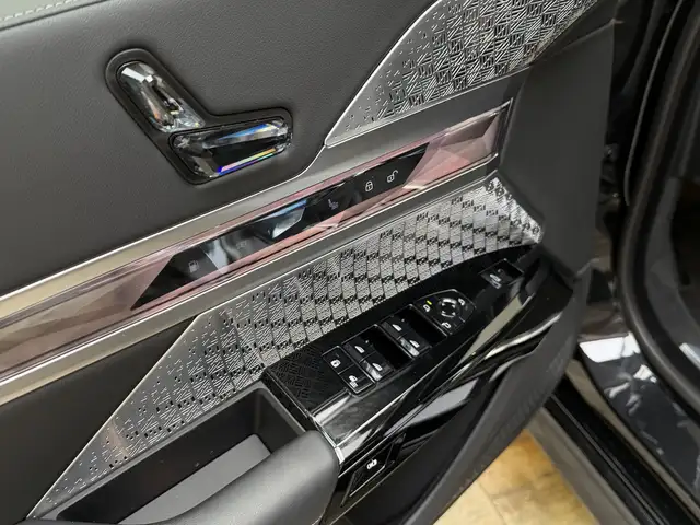BMW 7 Series view 14