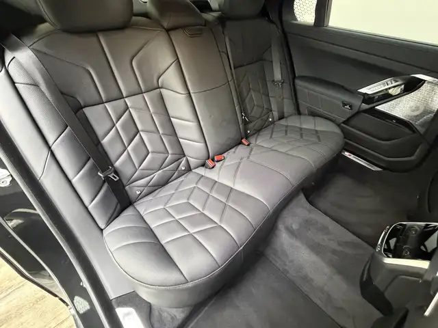 BMW 7 Series view 21