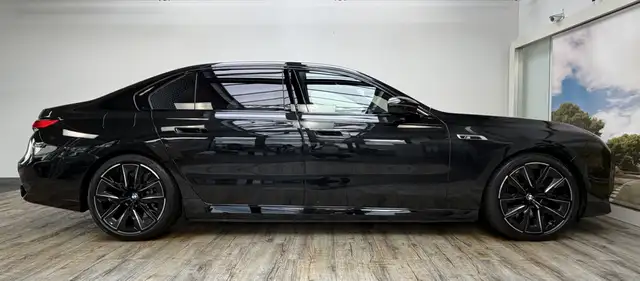 BMW 7 Series view 4