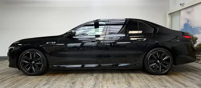BMW 7 Series view 3
