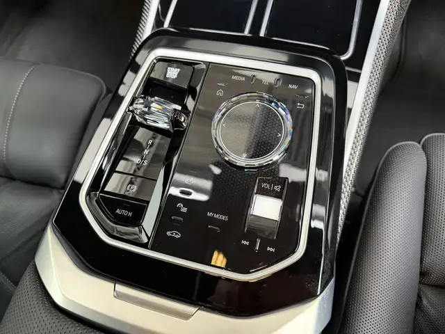 BMW 7 Series view 28