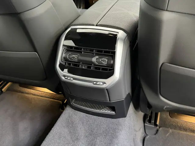 BMW 7 Series view 22