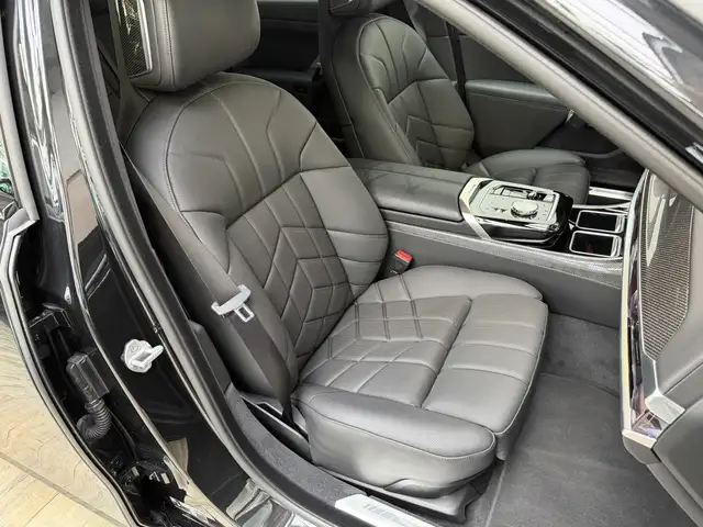 BMW 7 Series view 29