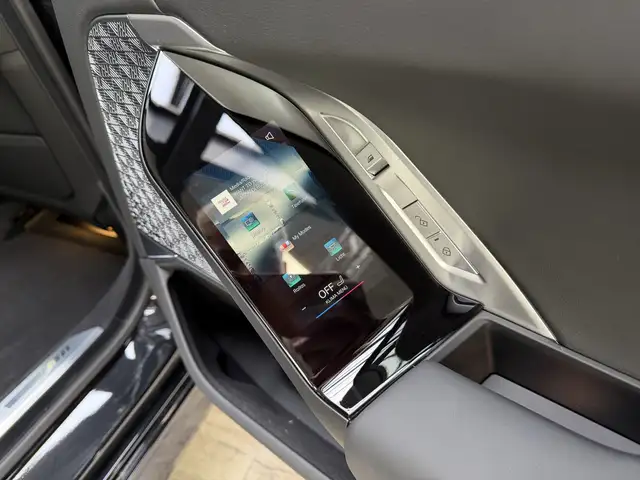 BMW 7 Series view 24