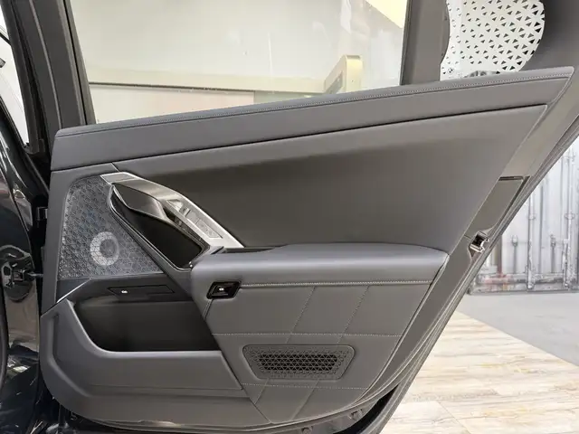 BMW 7 Series view 25