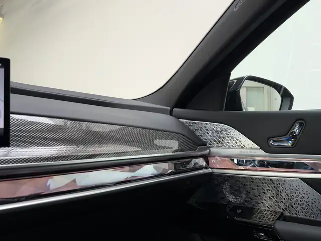 BMW 7 Series view 10